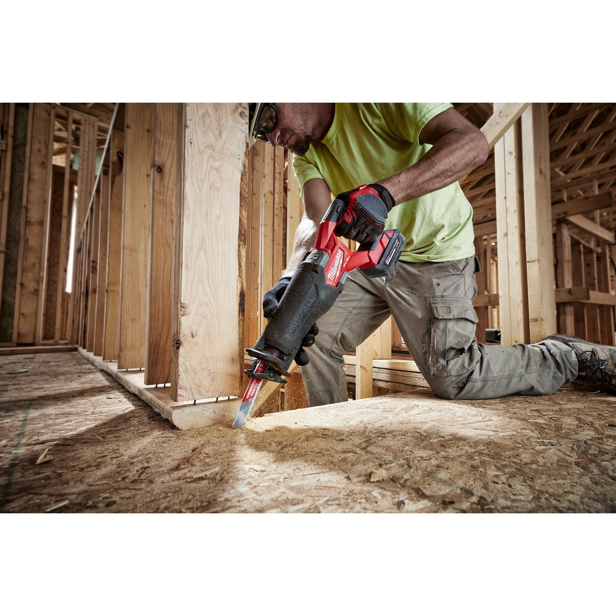 Milwaukee 2821-21HO M18 FUEL Sawzall Recip Saw PACKOUT Kit with 5 Ah Battery Charger and Tool Case - 7