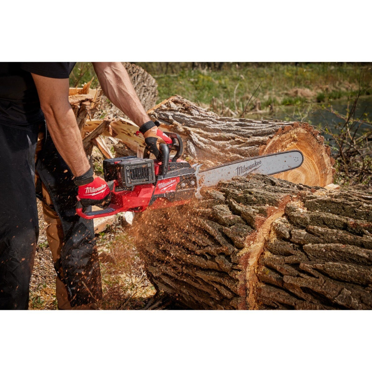 Milwaukee 49-16-2840 Biodegradable All Season Bar and Chain Lubricant for Chainsaws (1 Quart) - 4